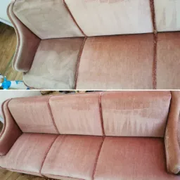 Różowa sofa z aksamitną tapicerką, widoczna różnica w czystości między wyczyszczoną lewą stroną a nieczyszczoną prawą stroną, ukazująca efektywność usługi.