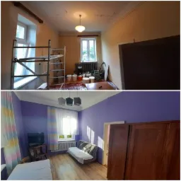 Pokój przed i po malowaniu ścian na kolor liliowy, widoczny drabina malarska, puszki z farbą, zakryta folią podłoga, grzejnik, okno i lampa sufitowa.