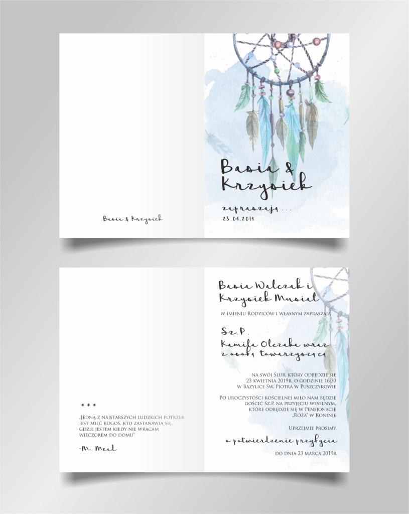Rozłożone zaproszenie ślubne z motywem łapacza snów w akwarelowych odcieniach błękitu i brązu, z ręcznie kaligrafowanymi imionami i datą uroczystości.