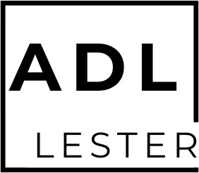 Logo firmy ADL LESTER w czarno-białej kolorystyce, umieszczone w kwadratowej ramce.