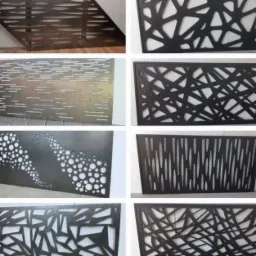 Kompilacja różnych wzorów metalowych ażurowych paneli dekoracyjnych, w tym prostokątne i kwadratowe, z motywami geometrycznymi, organicznymi i abstrakcyjnymi.