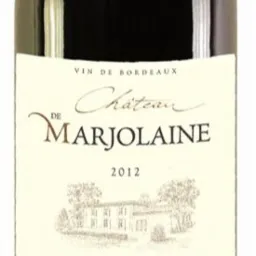 Butelka czerwonego wina Bordeaux Chateau Marjolaine z rocznika 2012, z wyraźnie widoczną etykietą z rysunkiem budynku.