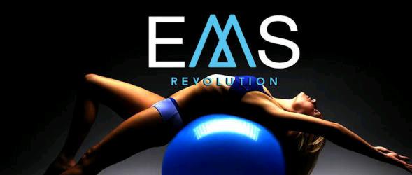 Kobieta w stroju sportowym leżąca na niebieskiej piłce gimnastycznej na tle logotypu EMS Revolution.