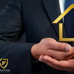 Mężczyzna w garniturze trzyma w dłoniach złoty symbol domu na tle granatowego krawata w kropki.