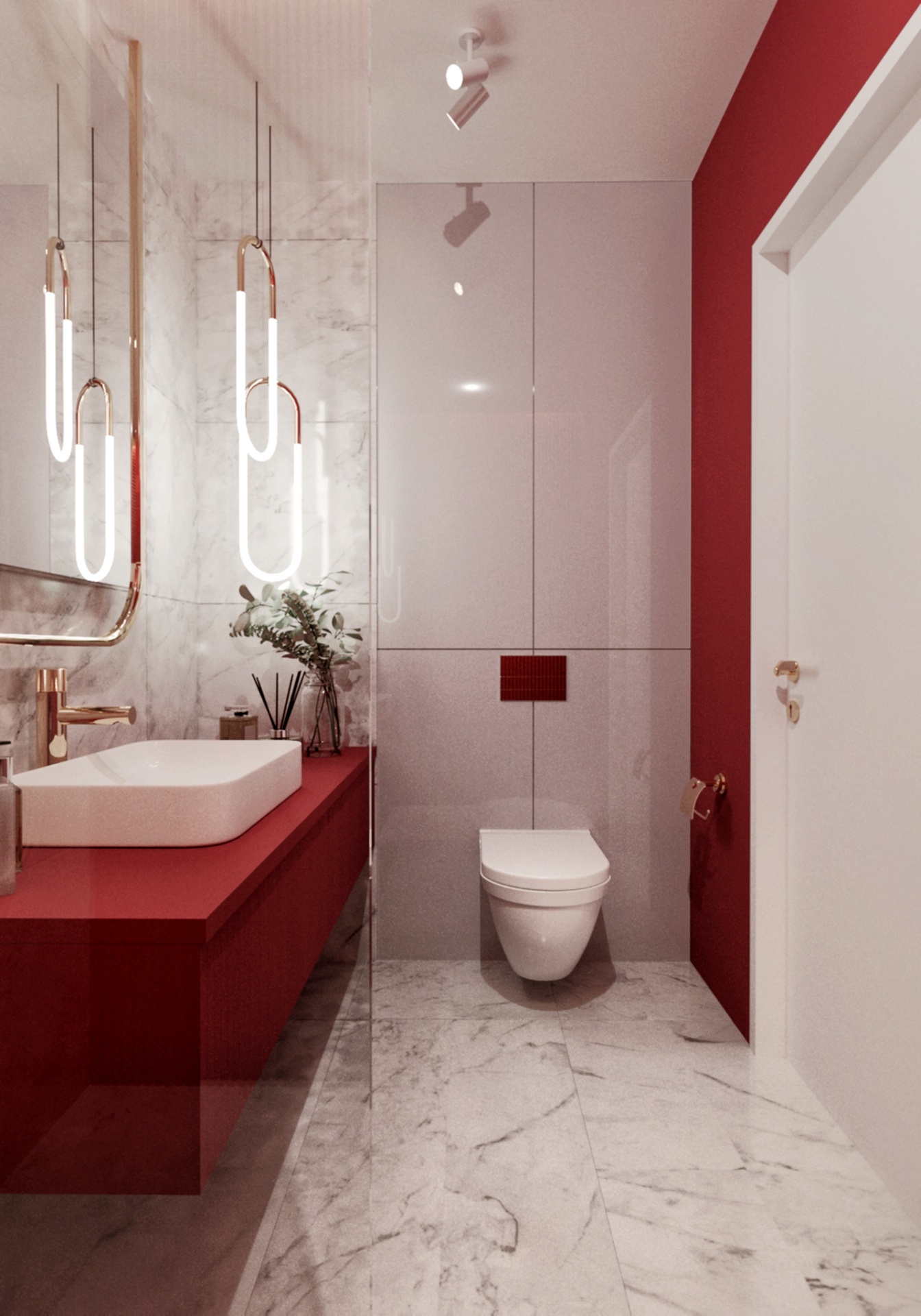 Nowoczesna łazienka z czerwonym akcentem: czerwona szafka pod umywalką, biała umywalka, marmurowe płytki podłogowe i ścienne, wiszące lampy w kształcie litery U, biała toaleta, czerwony fragment...