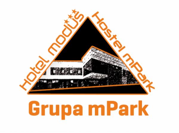 Logo Grupa mPark z budynkiem hotelu Modus i hostelu mPark wkomponowanym w czarny trójkąt z pomarańczową obwódką.
