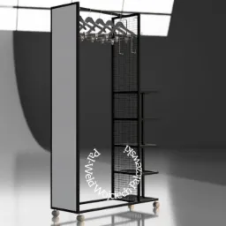Czarny, metalowy regał na kółkach z lustrem i półkami z siatki, oraz wieszakami na ubrania, w minimalistycznym studio.