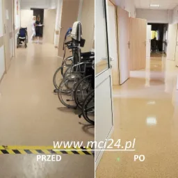 Korytarz szpitalny z widoczną różnicą w czystości podłogi przed i po umyciu. Po lewej stronie widać wózki inwalidzkie i osoby w tle, po prawej czysta, błyszcząca podłoga.