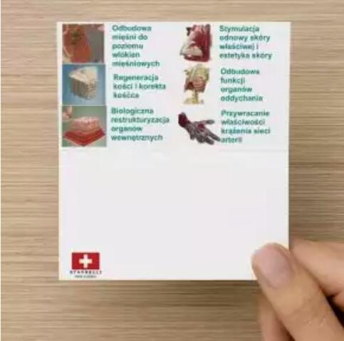 Ujęcie dłoni trzymającej kartę informacyjną o zabiegach medycyny estetycznej w Świdnicy, z ilustracjami i opisami dotyczącymi odbudowy mięśni, regeneracji kości, stymulacji skóry oraz przywracania...