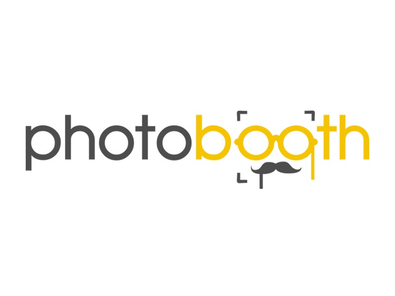 Logotyp 'photobooth' w kolorach szarym i żółtym, litery 'oo' w słowie 'booth' zastąpione okularami i wąsami, stylizowane na fotobudkę.
