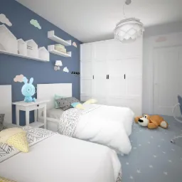 Pokój dziecięcy z dwoma białymi łóżkami, niebieską ścianą z dekoracjami chmur, białymi półkami w kształcie domków, lampką nocną w kształcie niebieskiego królika w okularach, dużą białą szafą...
