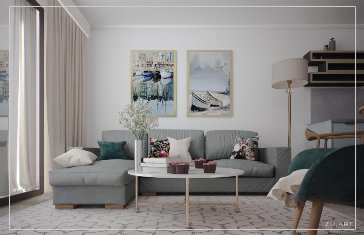 Jasnoszara sofa narożna z poduszkami w salonie, stolik kawowy z dekoracjami, obrazy z motywami marynistycznymi na ścianie, lampa podłogowa i wzorzysty dywan.