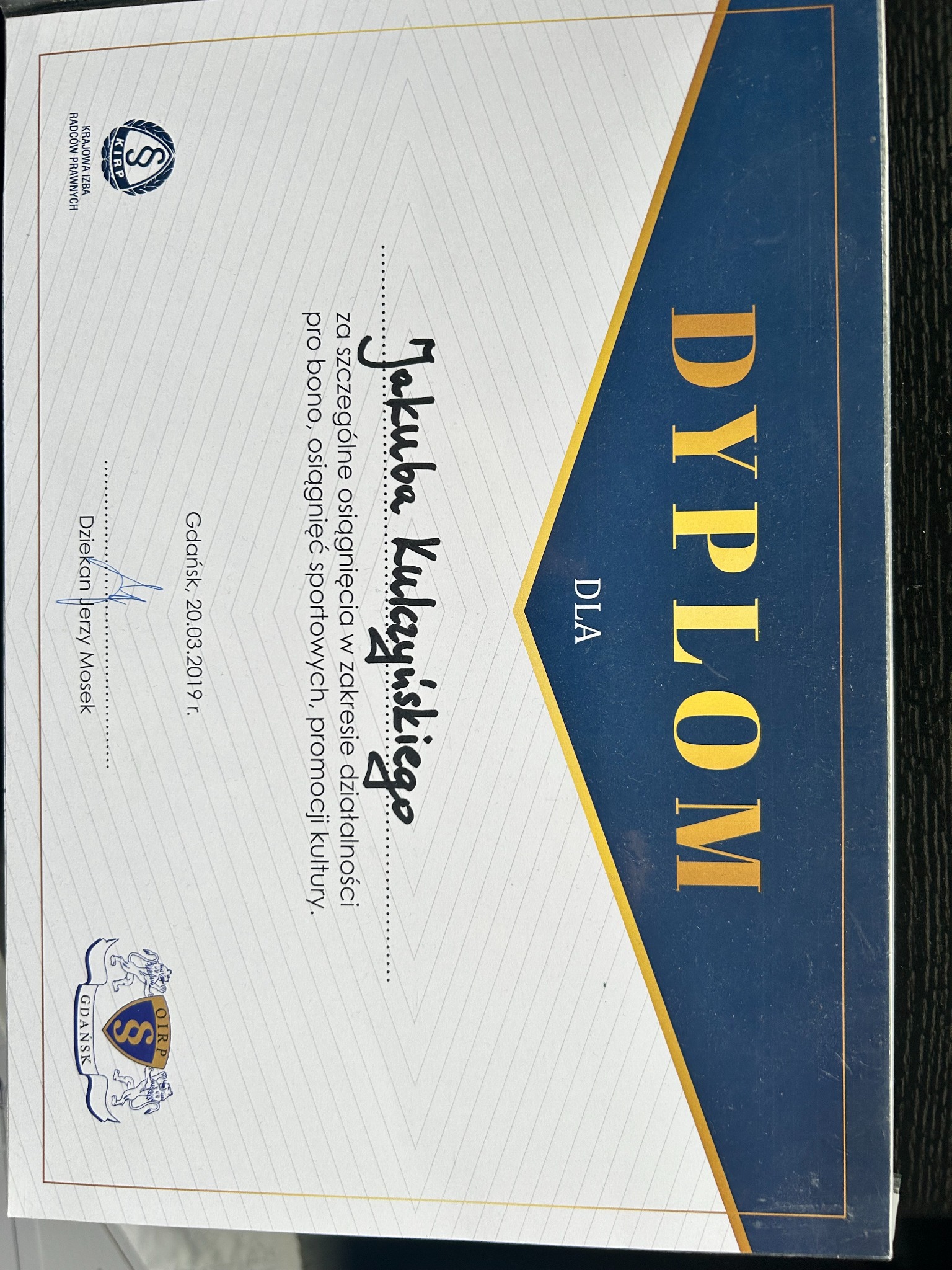 Dyplom uznania dla Jakuba Kukzyńskiego za działalność pro bono, osiągnięcia sportowe i promocję kultury, wydany w Gdańsku 20.03.2019, sygnowany przez Dziekana Jerzego Moska, z logo Krajowej Izby...