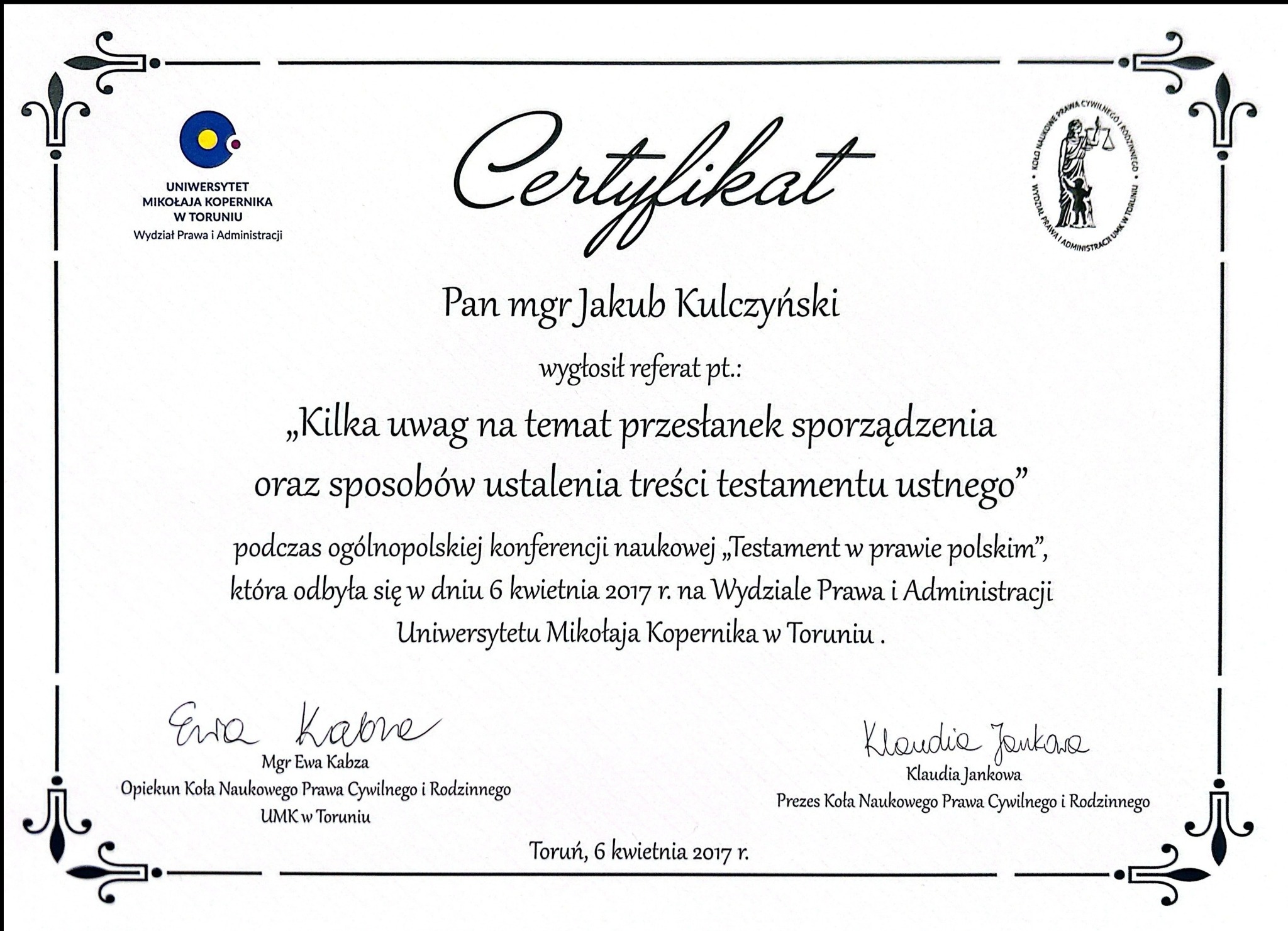 Skan certyfikatu Uniwersytetu Mikołaja Kopernika w Toruniu, potwierdzającego wygłoszenie referatu na konferencji naukowej o testamencie, z ozdobną ramką i podpisami opiekunów koła naukowego.