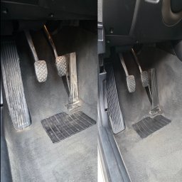 Eco Pranie - Auto po czyszczeniu: pedały i dywaniki przed i po zabiegu. Widoczne różnice w czystości i wyglądzie. Detailing wnętrza samochodu.