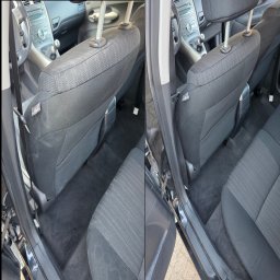 Eco Pranie - Zdjęcie typu 'przed i po' przedstawia czyszczenie tapicerki samochodowej. Po lewej stronie widoczne zabrudzenia na fotelu, po prawej - czysty fotel po zabiegu.