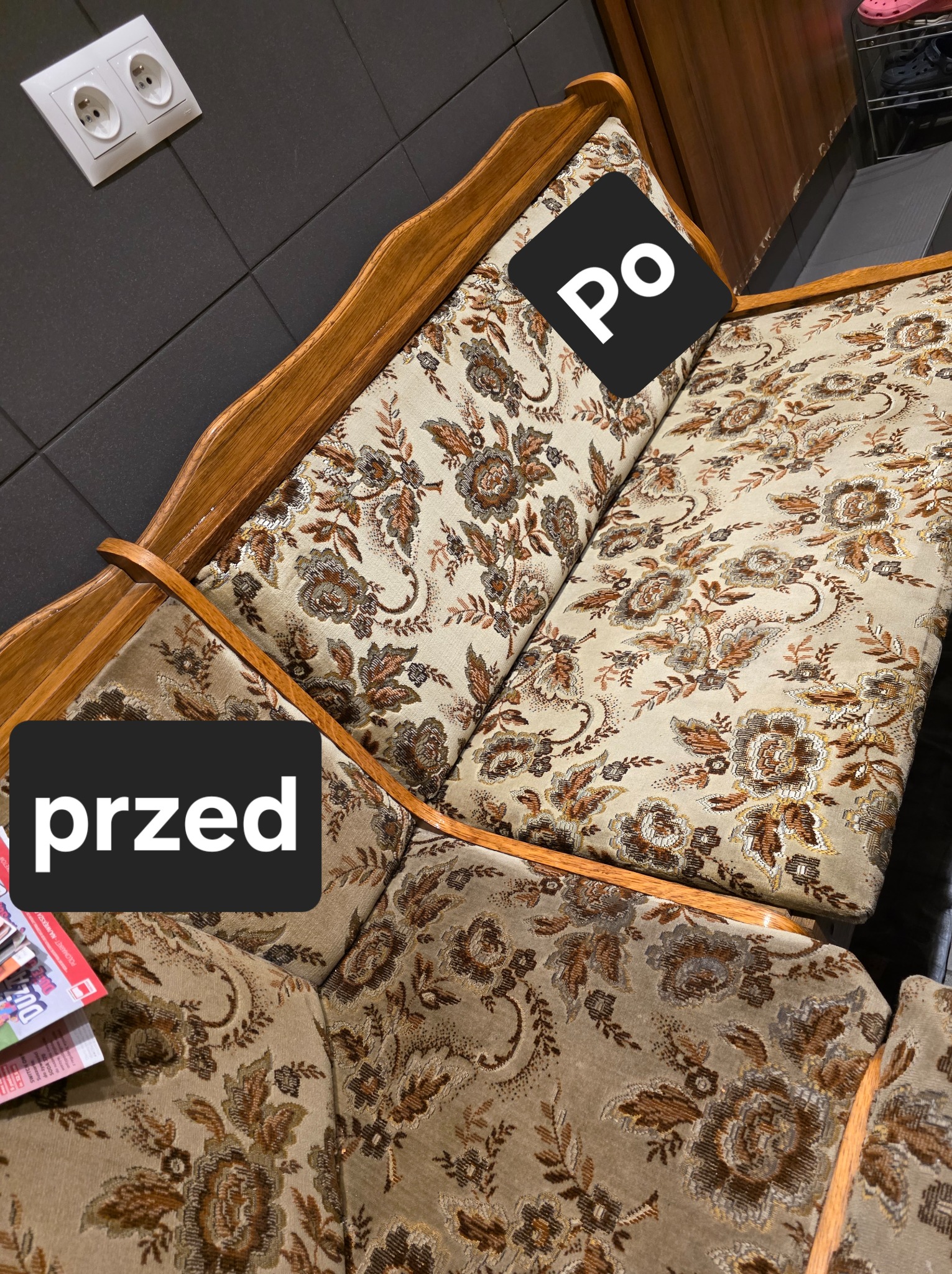 Kątowe ujęcie sofy z drewnianym wykończeniem, z wyraźnym podziałem 'przed' i 'po' czyszczeniu tapicerki w kwiatowy wzór. Widoczne gniazdko elektryczne i fragment szafki.