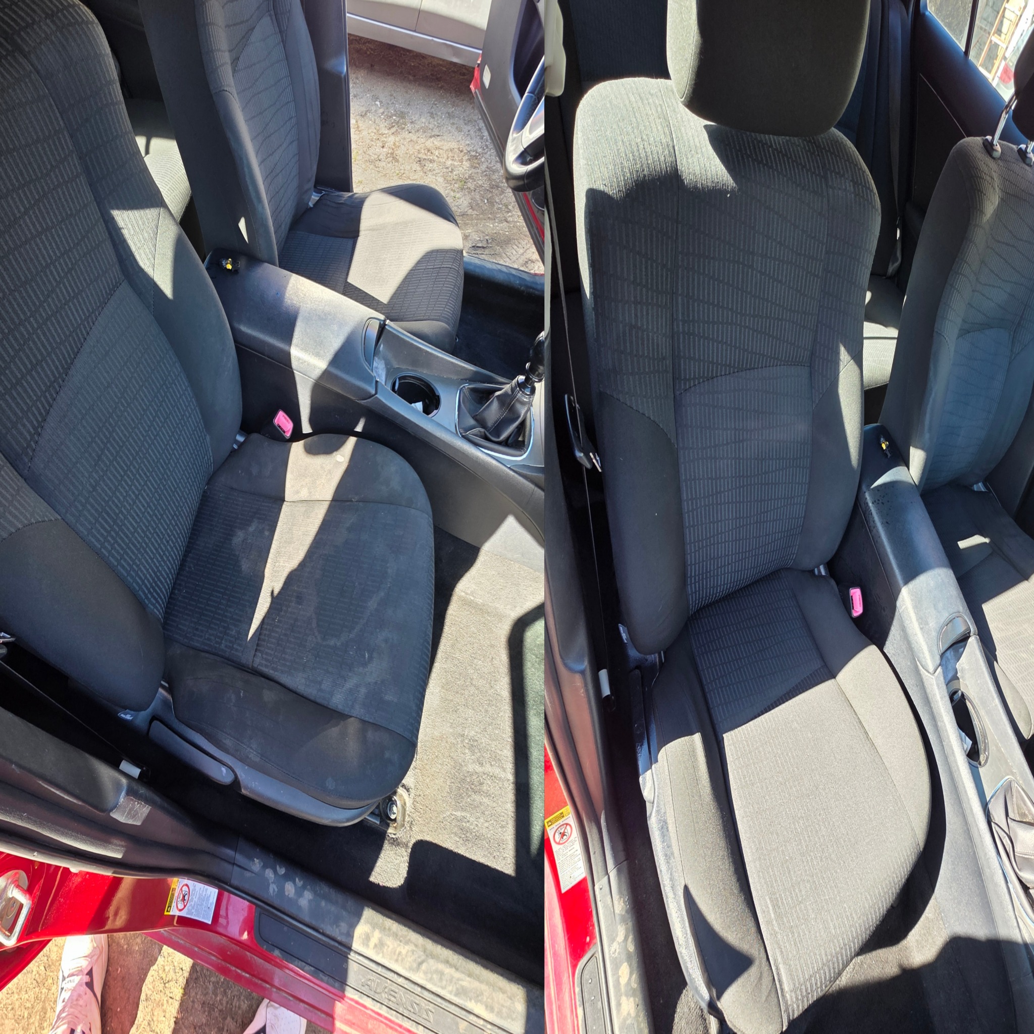 Tapicerka samochodowa przed i po czyszczeniu. Widoczne różnice w czystości foteli i podłogi. Ciemna tapicerka z wyraźnym wzorem, czerwone elementy karoserii.