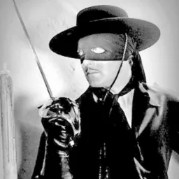 Czarno-białe zdjęcie mężczyzny w masce Zorro, z kapeluszem i szpadą, w eleganckim stroju na tle jasnej ściany. Ujęcie z bliska, skupione na twarzy i detalu szpady.