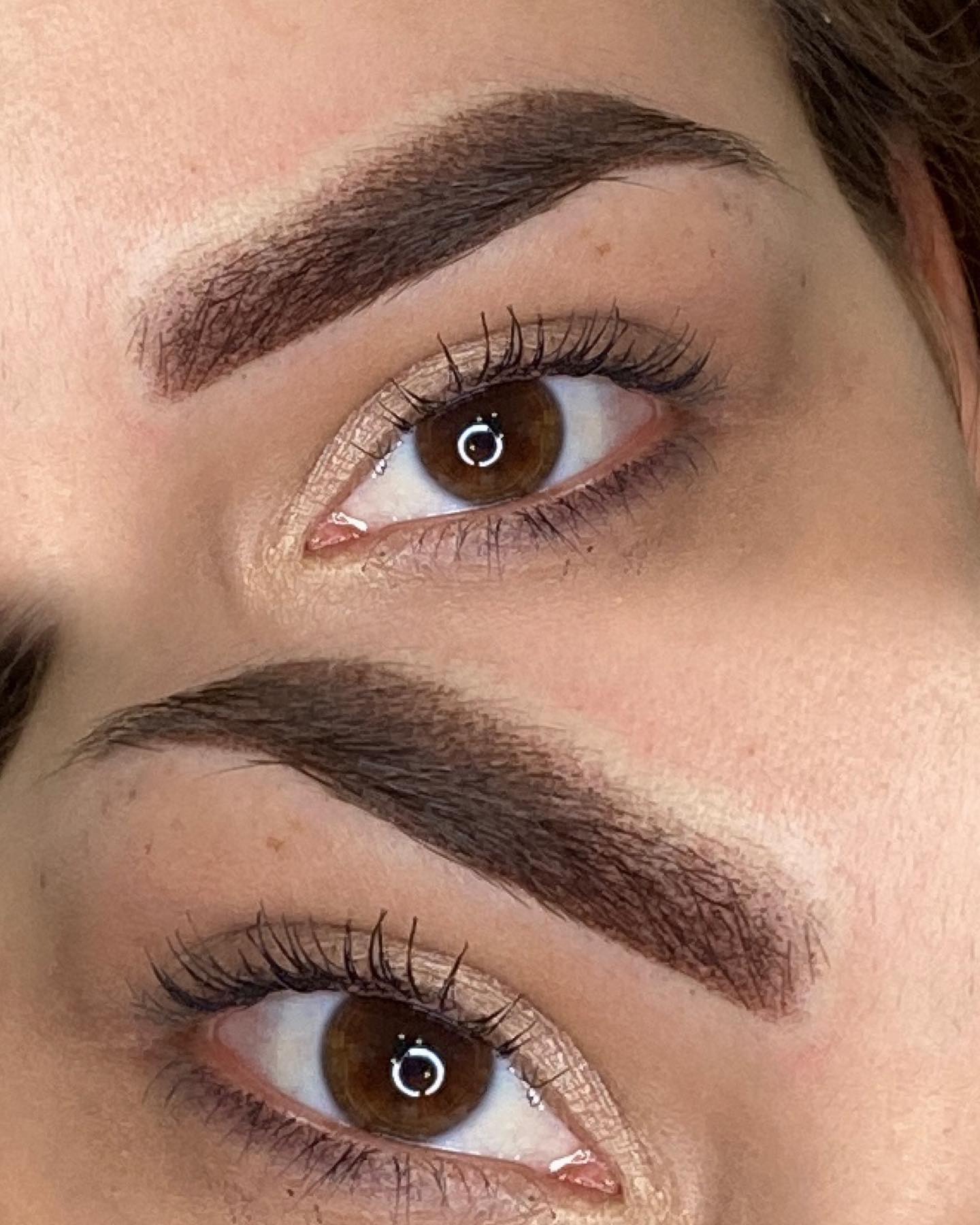 Zbliżenie na brązowe brwi po makijażu permanentnym, widoczne pojedyncze włoski i naturalny kształt, brązowe oczy z delikatnym cieniem w kolorze szampana.