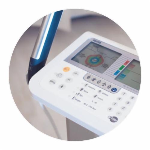 Profesjonalny analizator składu ciała Tanita z widocznym ekranem prezentującym graficzne wyniki pomiaru tkanki tłuszczowej i masy mięśniowej.