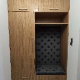 Szafa w przedpokoju w fornirze. Siedzisko pikowane.