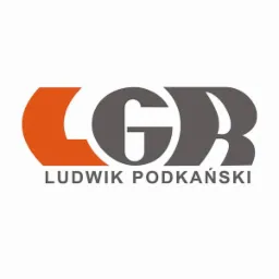 Logo firmy Ludwik Podkański z pomarańczowym elementem w kształcie litery C i szarym symbolem przypominającym litery G i R.