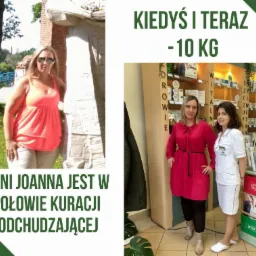 Zdjęcie typu 'przed i po' przedstawia kobietę przed i w trakcie kuracji odchudzającej. Po lewej stronie kobieta w pomarańczowej bluzce i okularach przeciwsłonecznych stoi przed budynkiem. Po prawej...