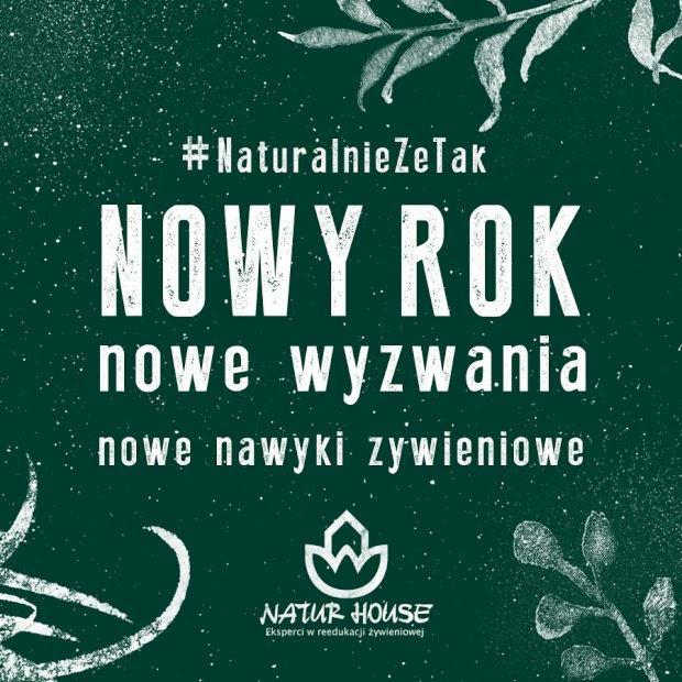 Grafika na ciemnozielonym tle z białymi napisami: #NaturalnieZeTak, Nowy Rok, nowe wyzwania, nowe nawyki żywieniowe, logo Natur House z hasłem Eksperci w reedukacji żywieniowej, ozdobiona białymi...