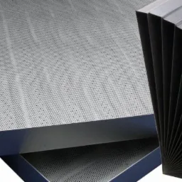 Metalowe elementy: perforowana płyta z ramą i harmonijkowa osłona, prawdopodobnie do maszyn przemysłowych.