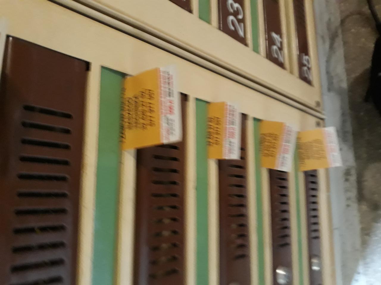 Tablica rozdzielcza z numerami i naklejonymi kartkami informacyjnymi.