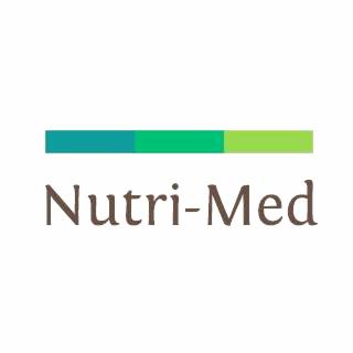 Logo firmy Nutri-Med z poziomym paskiem w odcieniach zieleni nad nazwą.