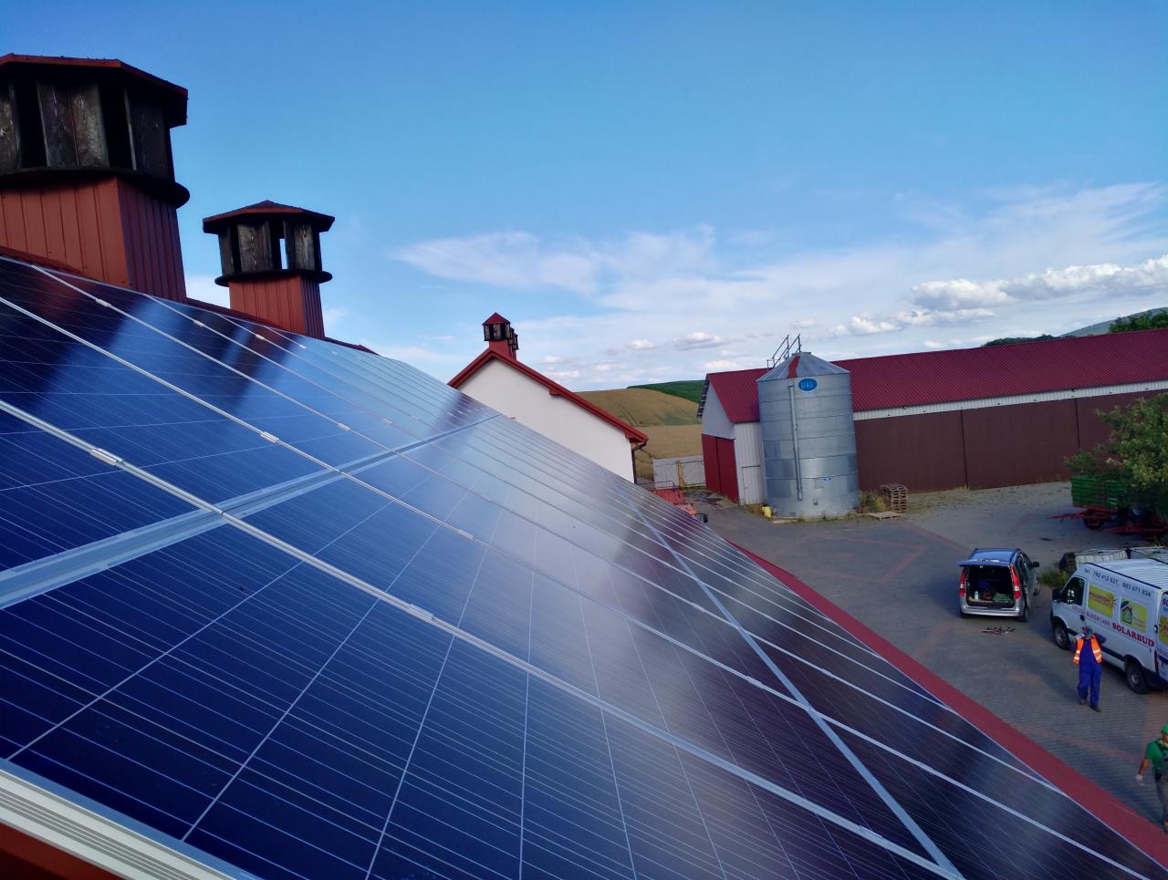 Instalacja Fotowoltaiczna na nowoczesnej stajni