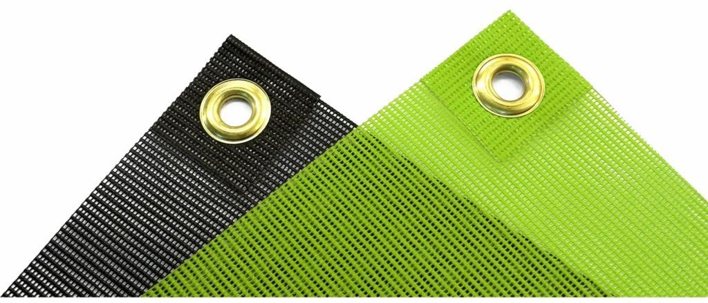 Fragmenty czarnej i jaskrawozielonej siatki z oczkami wykończonymi metalowymi kółkami, ułożone pod kątem.