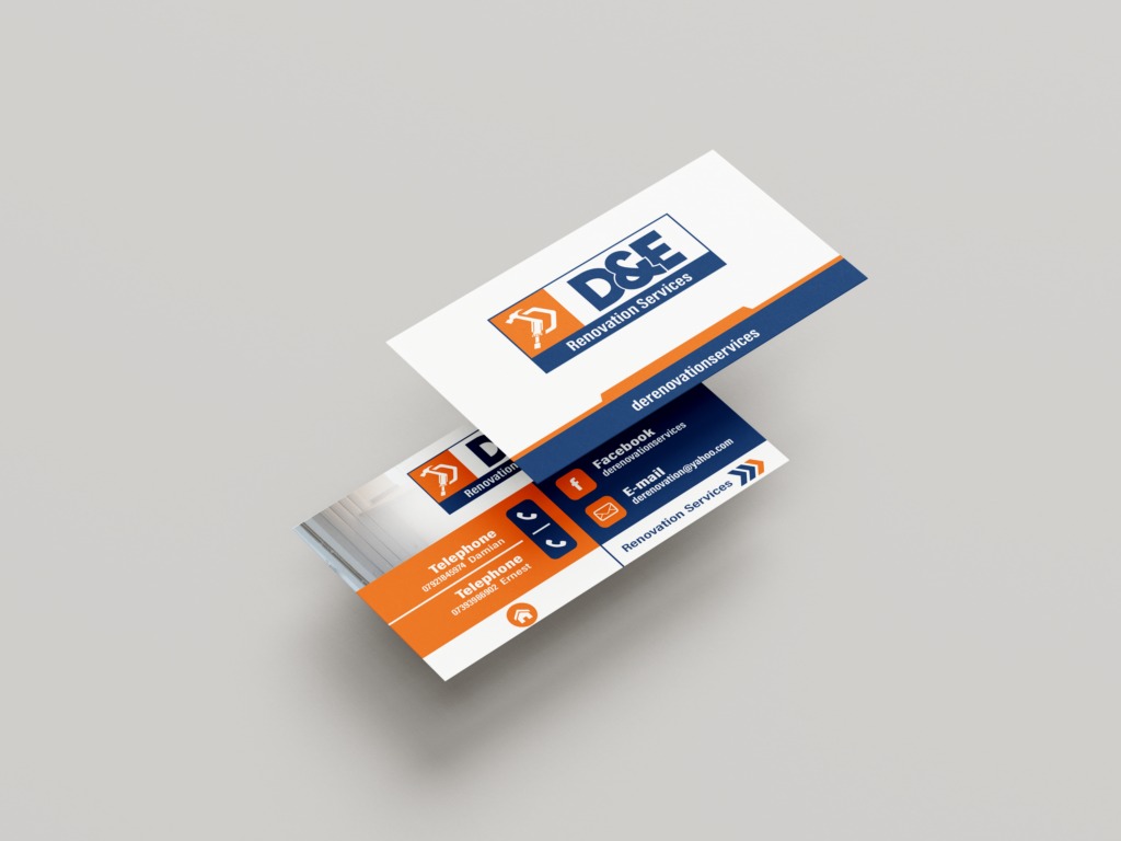 Dwie wizytówki firmy remontowej D&E Renovation Services, jedna na drugiej, na szarym tle. Na górnej wizytówce widoczne logo i nazwa firmy, na dolnej dane kontaktowe, w tym numery telefonów i adres...