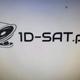 Logo firmy 1D-SAT.pl z anteną satelitarną, czarny rysunek na jasnym tle.