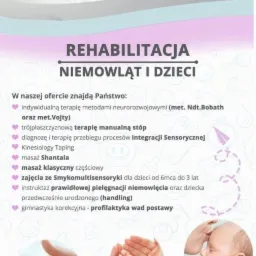 Dłonie dorosłego delikatnie obejmują stopy niemowlęcia, prezentacja oferty rehabilitacji niemowląt i dzieci, logo Babyteam w prawym górnym rogu.