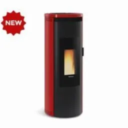 Stojący, cylindryczny piec na pellet w kolorze czarno-czerwonym, z widocznym paleniskiem i oznaczeniem 'NEW' w lewym górnym rogu.