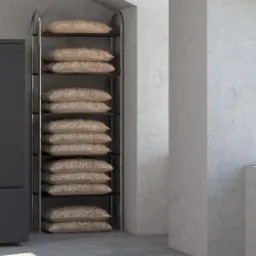 Kompaktowy piec na pellet PR30 marki Extraflame, obok regał z zapasem worków pelletu, w tle widok na Paryż przez okno.