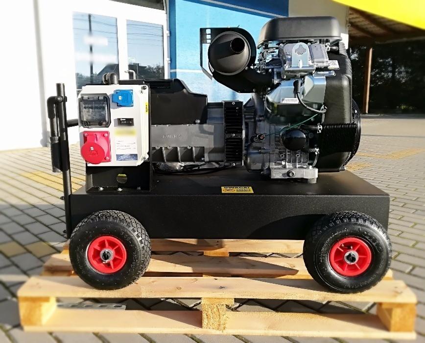 Przenośny agregat prądotwórczy na kołach z silnikiem spalinowym, umieszczony na drewnianej palecie, widoczne gniazda elektryczne i tabliczka znamionowa.