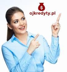 Uśmiechnięta kobieta w błękitnej koszuli wskazuje palcami w górę, gdzie znajduje się grafika czerwonej torby z symbolem dolara i adresem strony internetowej ojkredyty.pl.