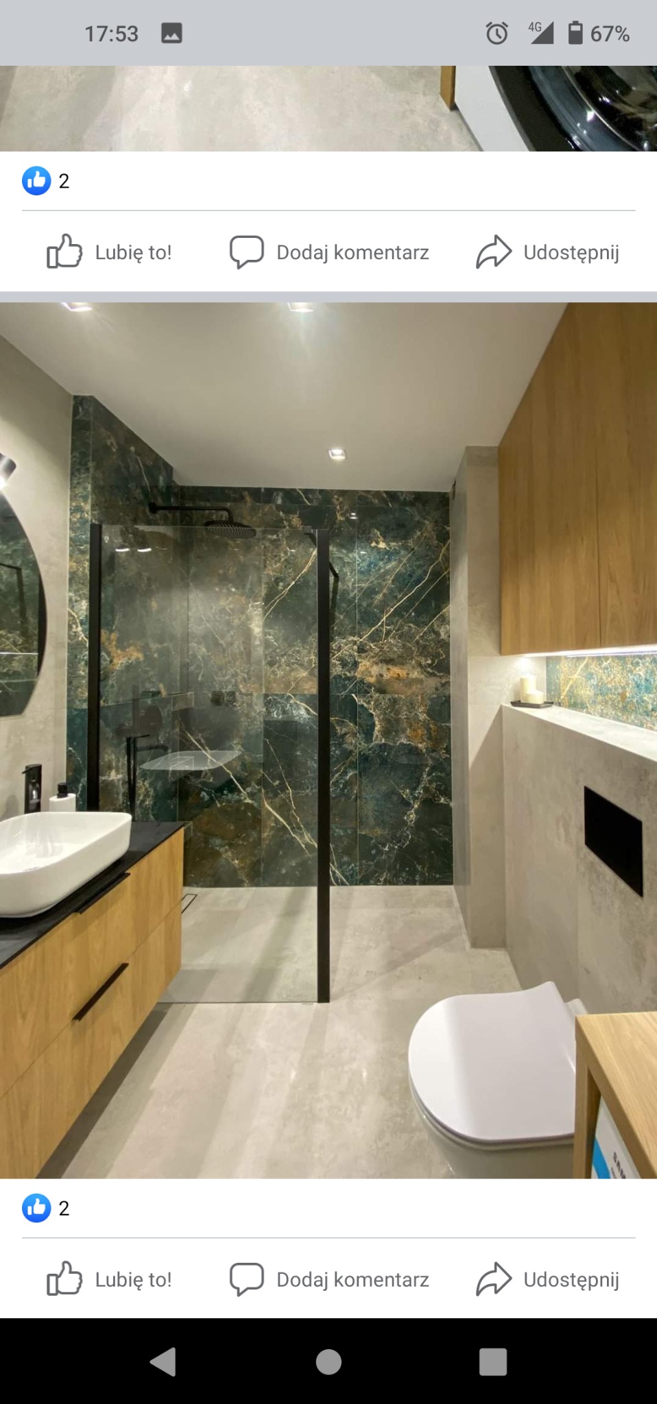 Nowoczesna łazienka z kabiną typu walk-in, wykończona płytkami imitującymi marmur w odcieniach zieleni i złota, z drewnianą szafką pod umywalką i szarą posadzką.