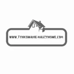 Szary logotyp z ikoną domu i adresem strony internetowej www.tynkowanie-maszynowe.com w zaokrąglonym prostokącie.