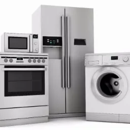 Zestaw białych, nowoczesnych urządzeń AGD: dwudrzwiowa lodówka z dotykowym panelem, pralka z wyświetlaczem, piekarnik z płytą grzewczą i kuchenka mikrofalowa na górze, na jasnym tle.
