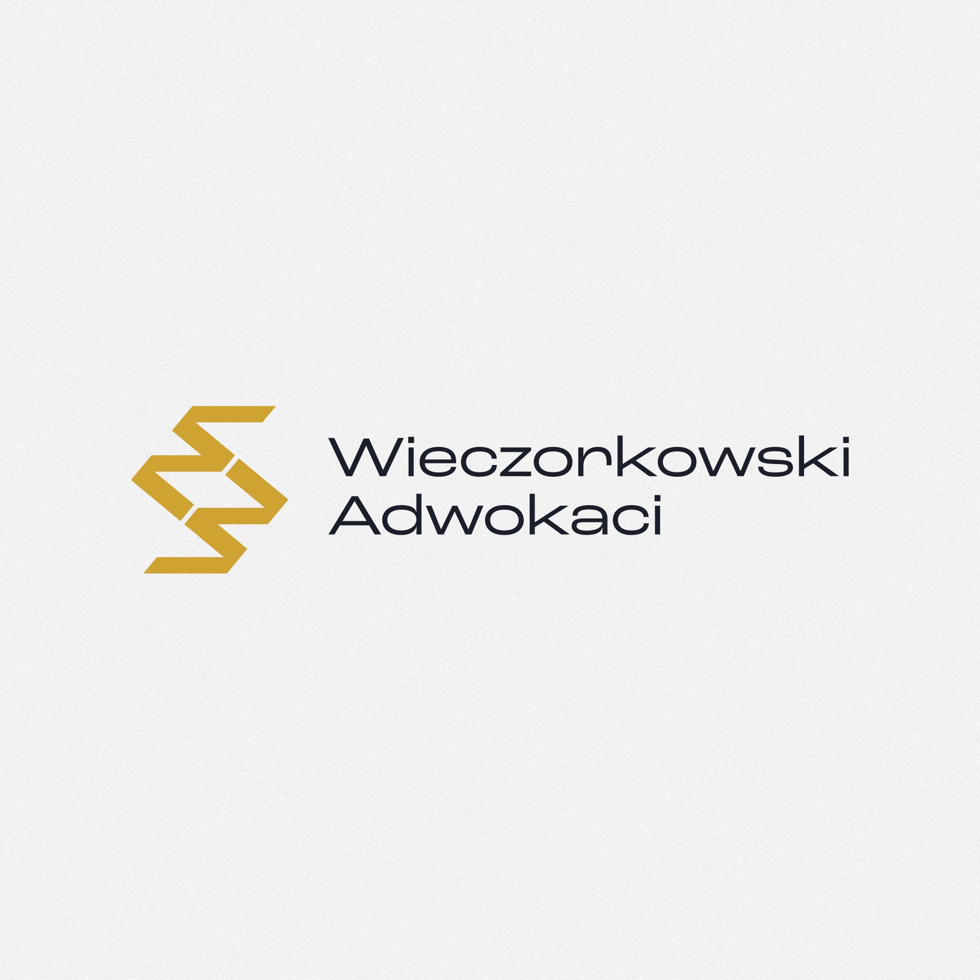 Logo firmy Wieczorkowski Adwokaci z abstrakcyjnym znakiem graficznym w kolorze złotym po lewej stronie.