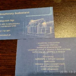 Dwie niebieskie wizytówki firmy oferującej kosztorysy budowlane, z rysunkiem domu na jednej z nich.