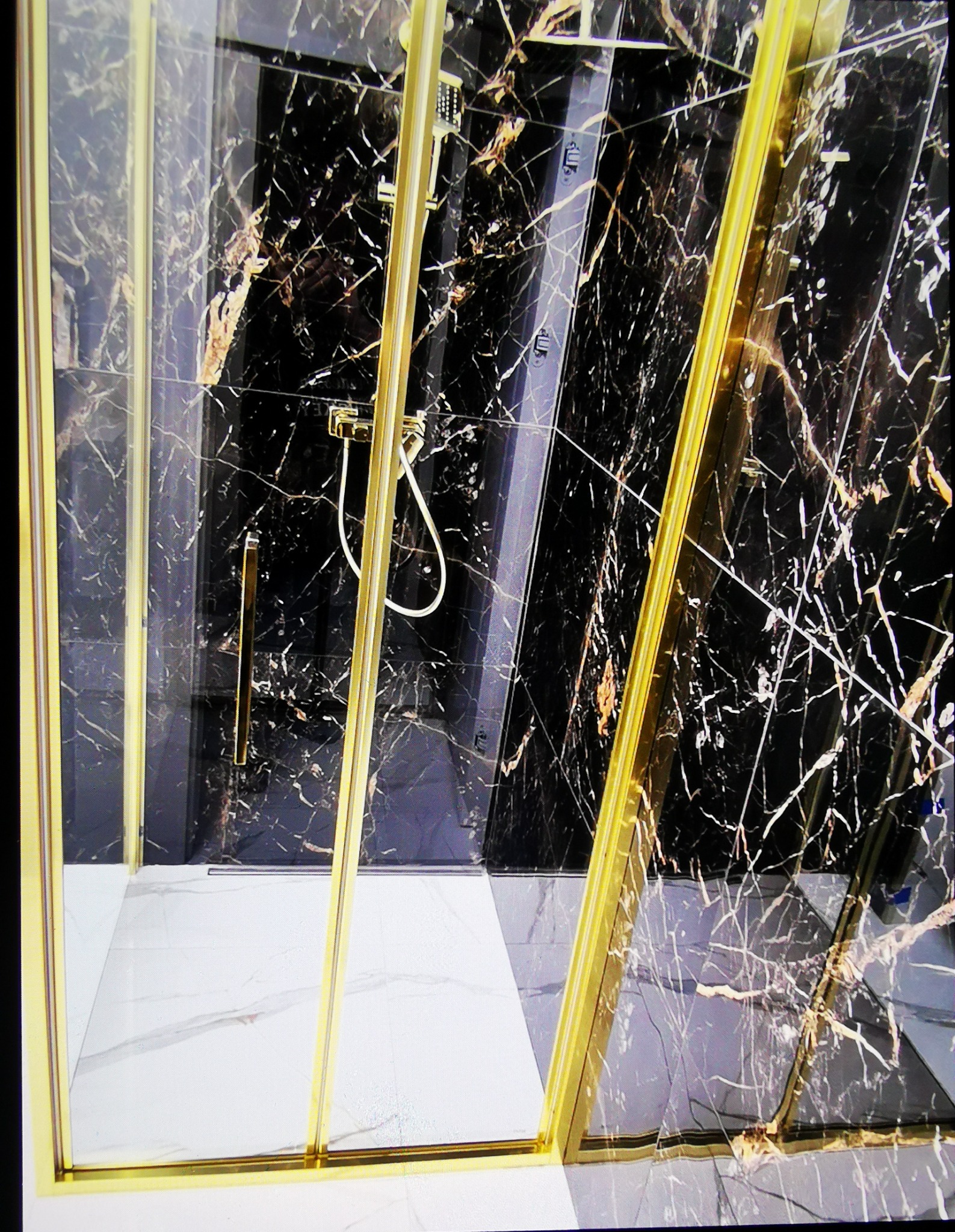 Kabina prysznicowa z czarnymi marmurowymi płytkami i złotymi detalami, widok z góry, biała marmurowa podłoga, nowoczesny design.