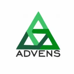 Logo firmy Advens: zielony, stylizowany trójkąt z przeplatających się elementów, nazwa firmy pod spodem.