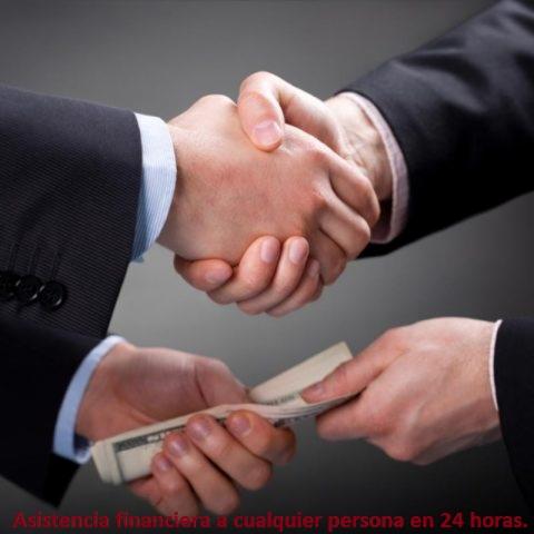 Uścisk dłoni dwóch mężczyzn w garniturach, jeden przekazuje plik banknotów dolarowych.