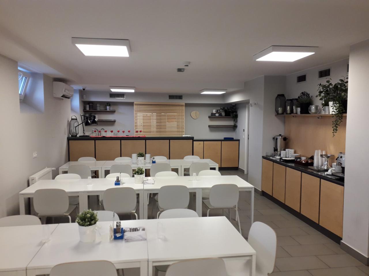 Zabudowa meblowa restauracji hotelowej w Hotelu Julinek ***